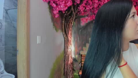 Snapshot of marahanson_ chatting on December 17, 12:00 pm Mara Hanson online show from December 17, 12:00 pm