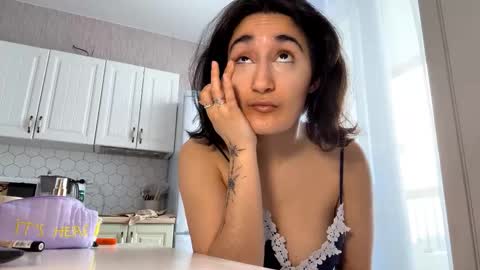 Snapshot of marcelapitarresi chatting on February 28, 8:59 am Kylie online show from February 28, 8:59 am