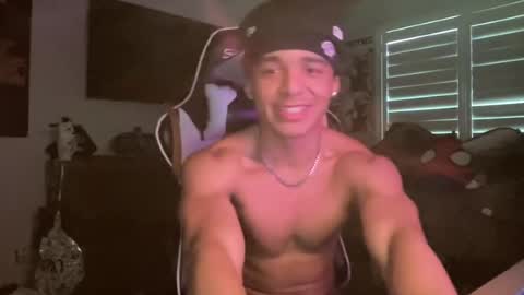 Snapshot of marcellorey chatting on July 15, 1:33 am poyzennus online show from July 15, 1:33 am