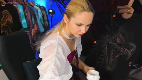 Snapshot of margaux_corsets6641000 chatting on October 22, 1:33 pm margaux_corsets6641000 online show from October 22, 1:33 pm