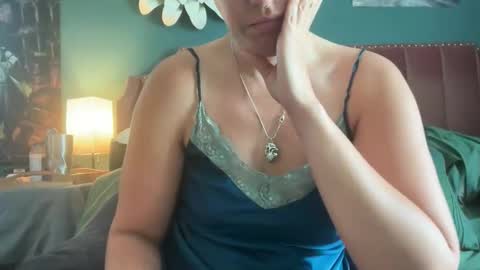 Snapshot of margolane chatting on May 22, 5:40 pm Elle online show from May 22, 5:40 pm