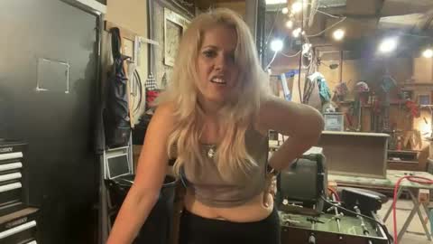 Snapshot of margolane chatting on May 29, 5:27 am Elle online show from May 29, 5:27 am
