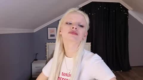 Snapshot of mari_clay chatting on February 21, 9:10 am Milena online show from February 21, 9:10 am