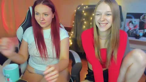 Snapshot of mari_kiku chatting on December 1, 9:04 pm Kiku and Marii - online show from December 1, 9:04 pm