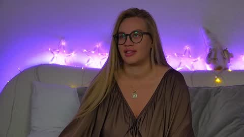 Snapshot of marianeumann chatting on December 28, 4:08 am Maria online show from December 28, 4:08 am