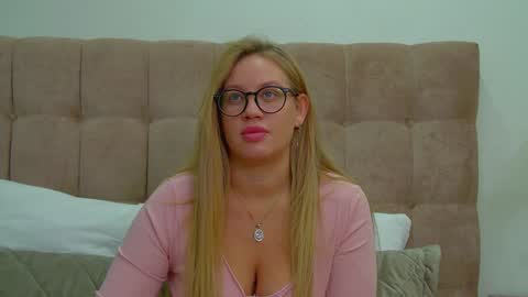 Snapshot of marianeumann chatting on January 15, 6:33 am Maria online show from January 15, 6:33 am