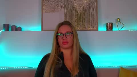 Snapshot of marianeumann chatting on February 19, 6:44 am Maria online show from February 19, 6:44 am