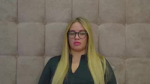 Snapshot of marianeumann chatting on March 1, 12:39 am Maria online show from March 1, 12:39 am