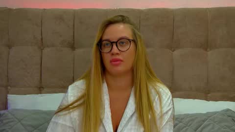 Snapshot of marianeumann chatting on March 6, 7:03 am Maria online show from March 6, 7:03 am