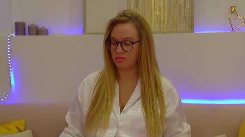 Snapshot of marianeumann chatting on March 10, 5:11 am Maria online show from March 10, 5:11 am