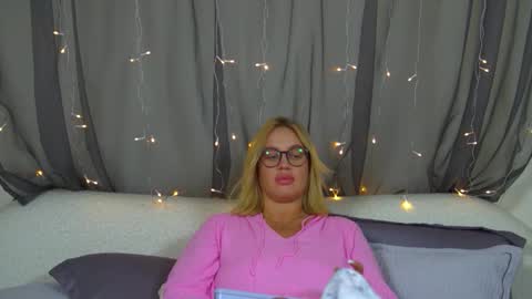 Snapshot of marianeumann chatting on November 26, 11:11 am Maria online show from November 26, 11:11 am