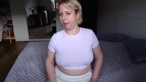 Snapshot of mariavalentinee chatting on October 31, 6:25 am Maria online show from October 31, 6:25 am