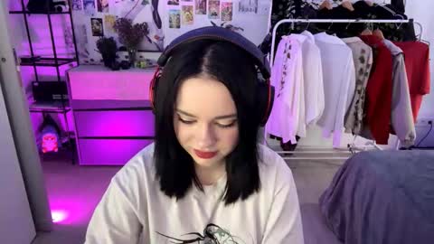 Snapshot of maribethercole chatting on October 16, 7:42 am Emily online show from October 16, 7:42 am