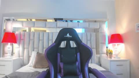 mariiahneedles online show from November 26, 9:16 pm