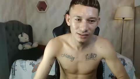 Snapshot of marks_sexy chatting on November 6, 6:03 am marks_sexy online show from November 6, 6:03 am