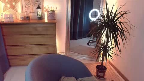 Maria  online broadcast from Tuesday to Suturday from 6 pm to 12 pm Germany time Sunday-Monday offline online show from March 11, 9:26 pm