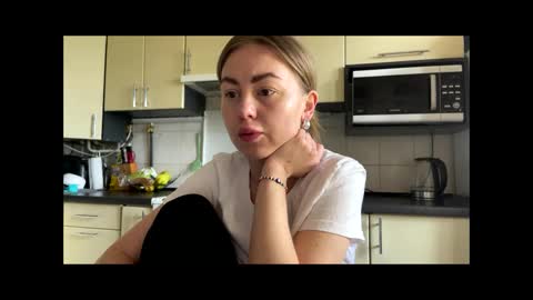 Snapshot of martaluna_ chatting on May 2, 10:20 am Marta online show from May 2, 10:20 am
