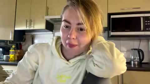 Snapshot of martaluna_ chatting on May 5, 8:17 pm Marta online show from May 5, 8:17 pm