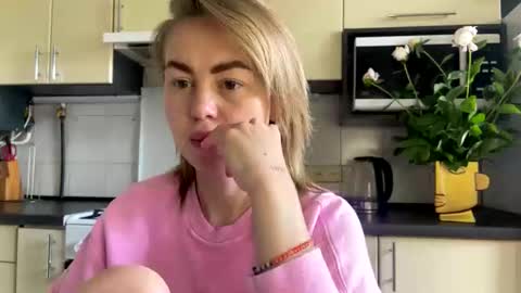 Snapshot of martaluna_ chatting on May 27, 8:55 am Marta online show from May 27, 8:55 am