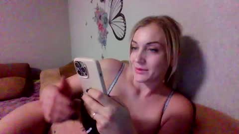 Snapshot of maryyemm chatting on January 2, 2:57 pm maryyemm online show from January 2, 2:57 pm