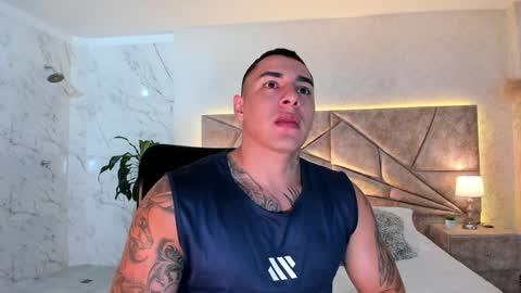 Snapshot of massimocontie_ chatting on December 3, 11:33 am Massimo Contie online show from December 3, 11:33 am