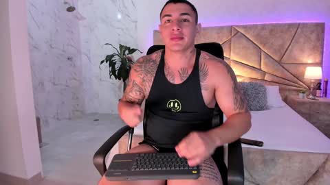 Snapshot of massimocontie_ chatting on December 7, 2:02 pm Massimo Contie online show from December 7, 2:02 pm