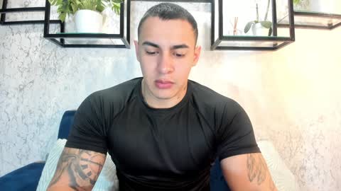 Snapshot of massimocontie_ chatting on February 6, 10:59 am Massimo Contie online show from February 6, 10:59 am