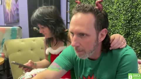 Snapshot of matchingtracksuits chatting on January 3, 11:44 pm Jer and Kel online show from January 3, 11:44 pm