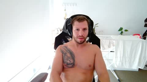 Snapshot of matt89aus chatting on December 19, 6:45 am MRD online show from December 19, 6:45 am