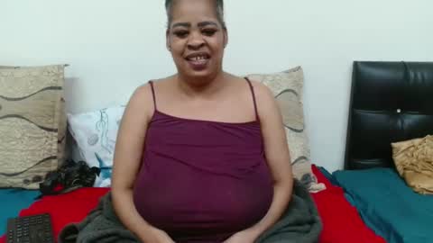 Snapshot of maturedbootyqueen chatting on April 23, 12:29 pm QUEEN online show from April 23, 12:29 pm