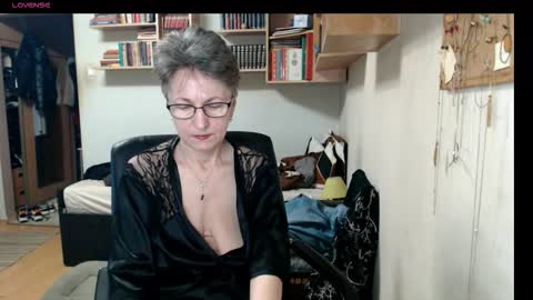 maturekate online show from October 18, 5:32 am