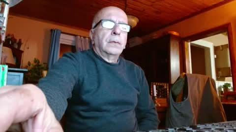 Snapshot of mauriceandre chatting on December 4, 11:08 am Maurice online show from December 4, 11:08 am