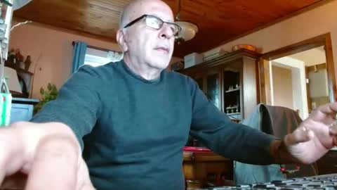 Snapshot of mauriceandre chatting on December 5, 1:38 pm Maurice online show from December 5, 1:38 pm