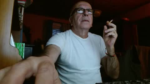 Snapshot of mauriceandre chatting on December 9, 11:47 am Maurice online show from December 9, 11:47 am