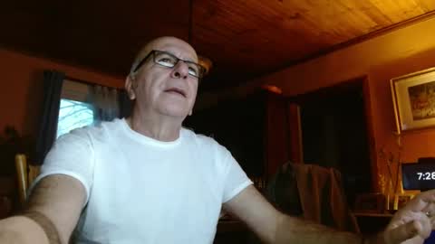 Snapshot of mauriceandre chatting on December 16, 12:27 pm Maurice online show from December 16, 12:27 pm