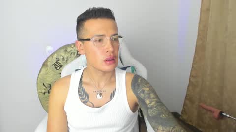 Snapshot of max__b chatting on March 10, 5:43 am max__b online show from March 10, 5:43 am