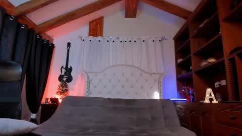 Snapshot of max_dic1 chatting on December 3, 11:41 am max D. online show from December 3, 11:41 am