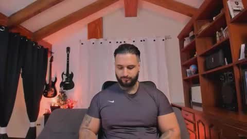 Snapshot of max_dic1 chatting on December 20, 1:51 pm max D. online show from December 20, 1:51 pm