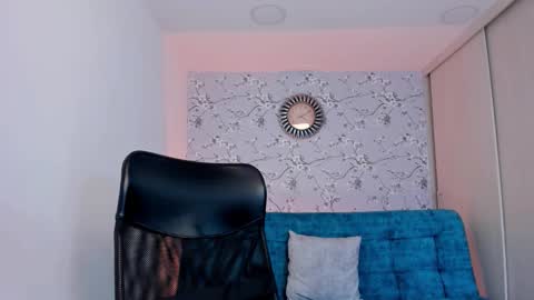 Snapshot of max_dic1 chatting on March 4, 12:33 pm max D. online show from March 4, 12:33 pm