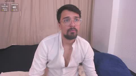 Snapshot of max_ed chatting on June 29, 11:43 am edward online show from June 29, 11:43 am