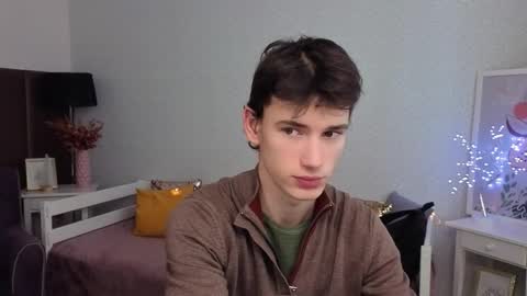 Snapshot of max_foks chatting on December 18, 8:20 am Max online show from December 18, 8:20 am