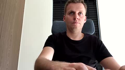 Snapshot of max_straight_1 chatting on February 18, 11:22 am Max take off clothes online show from February 18, 11:22 am