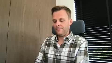 Snapshot of max_straight_1 chatting on September 30, 9:25 am Max take off clothes online show from September 30, 9:25 am