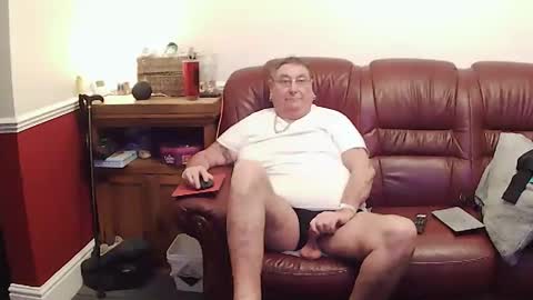 MAX online show from April 8, 10:10 pm