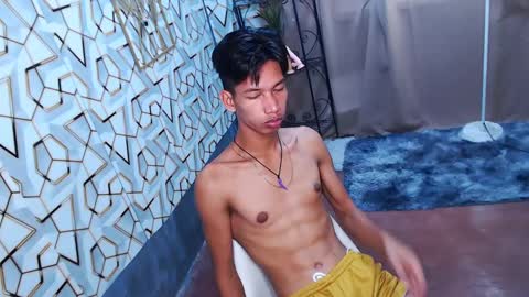 Snapshot of maxiebunny99 chatting on February 11, 12:17 am Reyn online show from February 11, 12:17 am