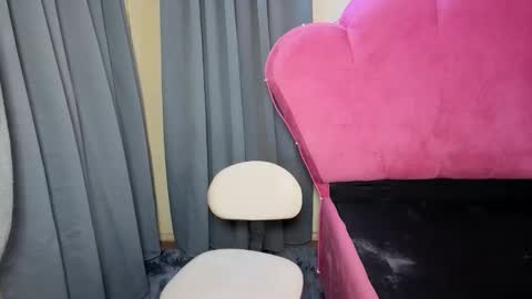 Snapshot of maxiebunny99 chatting on November 7, 12:21 am Reyn online show from November 7, 12:21 am