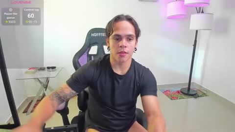 Snapshot of maximiliano_scoott_ chatting on November 5, 9:15 pm maximiliano_scoott_ online show from November 5, 9:15 pm