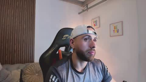 Snapshot of maximo_wolf1 chatting on February 14, 8:27 pm Maximo Wolf online show from February 14, 8:27 pm