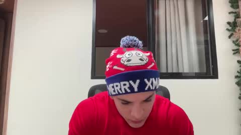 Snapshot of maximohoot chatting on December 22, 6:15 pm Sebastian online show from December 22, 6:15 pm