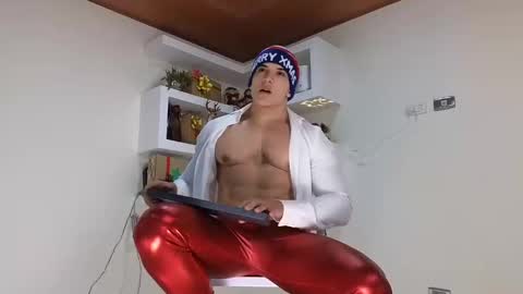 Snapshot of maximohoot chatting on December 25, 1:20 am Sebastian online show from December 25, 1:20 am